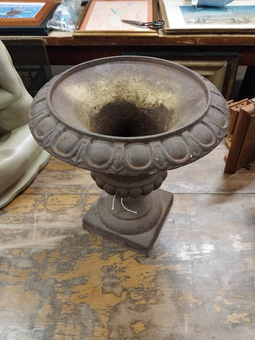 MEDIUM CAST IRON URN PLANTER