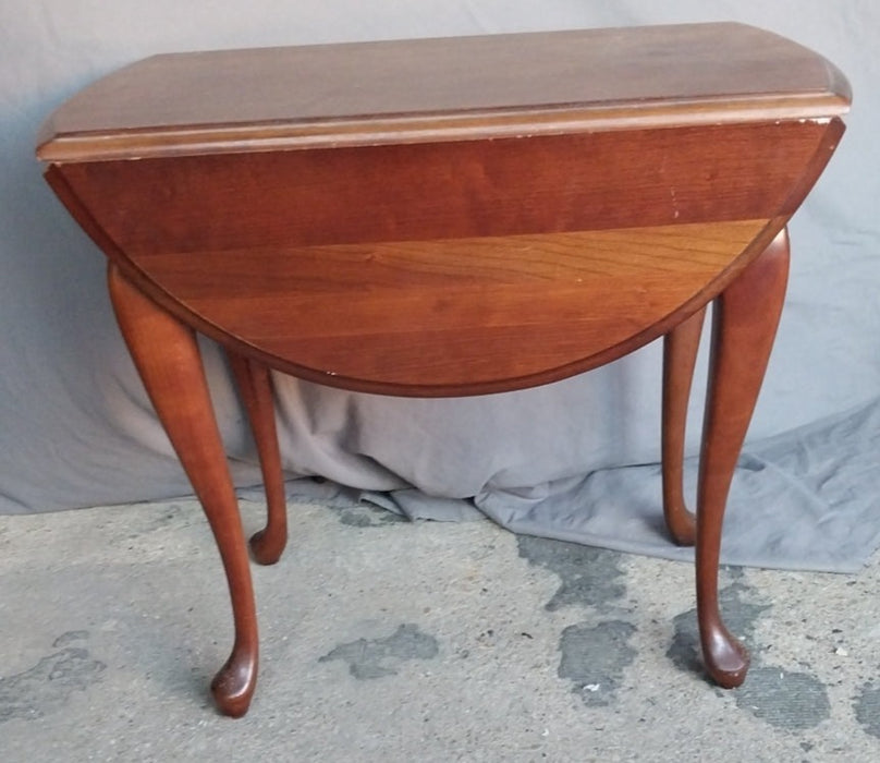 SMALL QUEEN ANNE MAHOGANY DROPLEAF TABLE