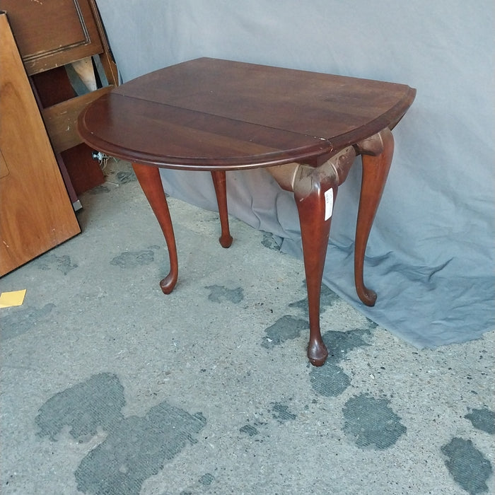 SMALL QUEEN ANNE MAHOGANY DROPLEAF TABLE