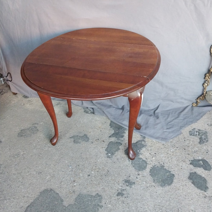 SMALL QUEEN ANNE MAHOGANY DROPLEAF TABLE