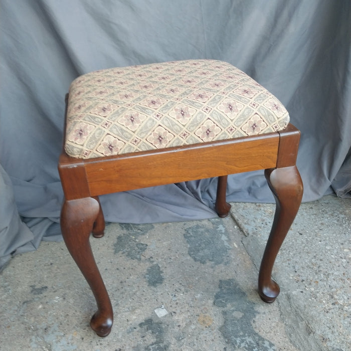 UPHOLSTERED QUEEN ANNE STOOL