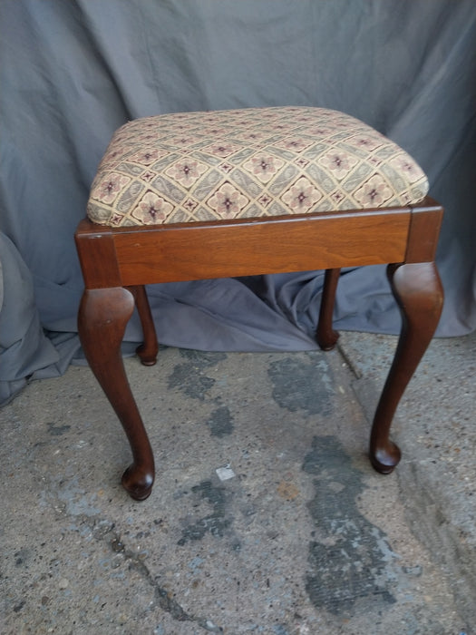 UPHOLSTERED QUEEN ANNE STOOL