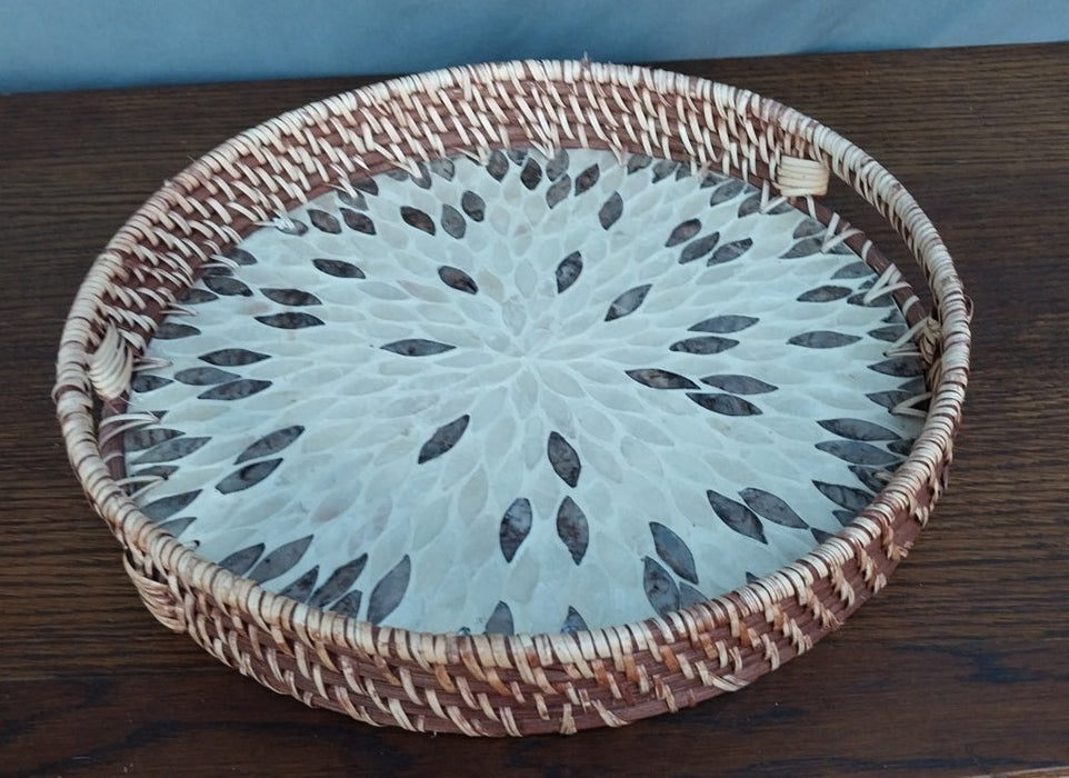 ROUND WOVEN TRAY WITH BLACK AND WHITE BOTTOM