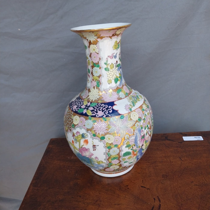 POLYCHROME JAPANESE VASE WITH ELDERS