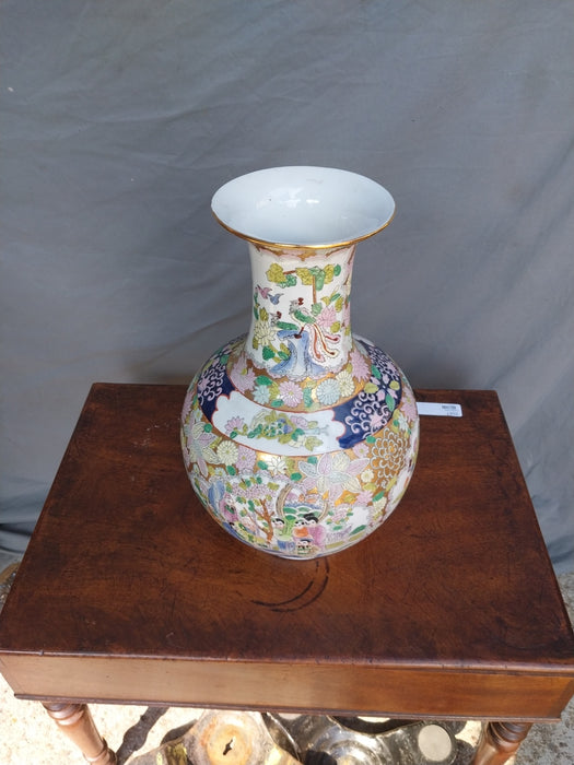 POLYCHROME JAPANESE VASE WITH ELDERS