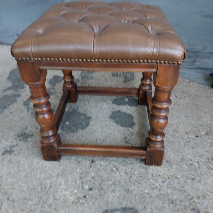 TUFTED LEATHER OTTOMAN