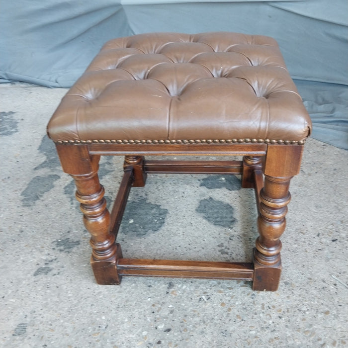TUFTED LEATHER OTTOMAN