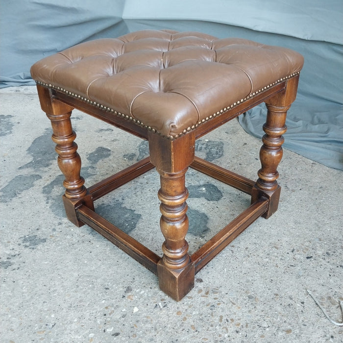 TUFTED LEATHER OTTOMAN