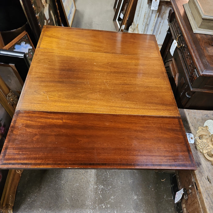 PEMBROKE TABLE WITH TAPER LEGS