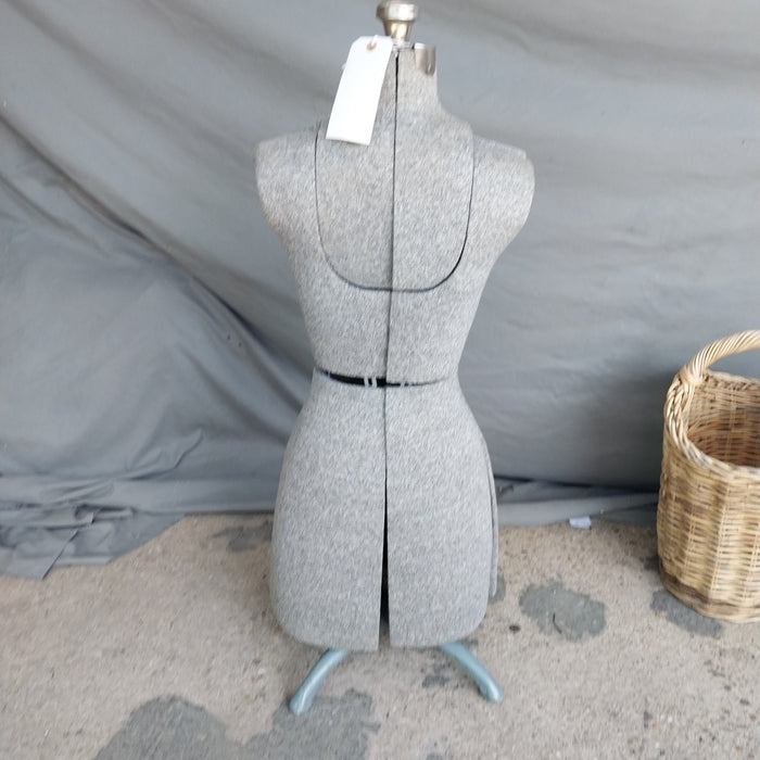 VINTAGE ACME ADJUSTABLE SIZE A DRESS FORM — Lots of Furniture VINTAGE ACME ADJUSTABLE SIZE A DRESS FORM — Lots of Furniture