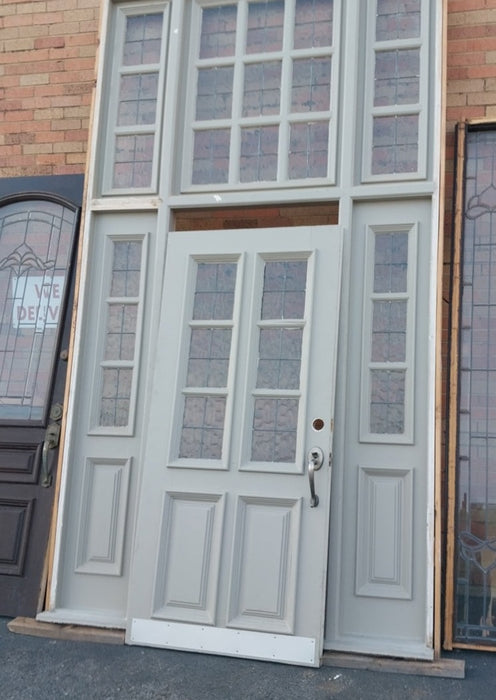 LARGE ENTRY WAY WITH LEADED AND TEXTURED GLASS