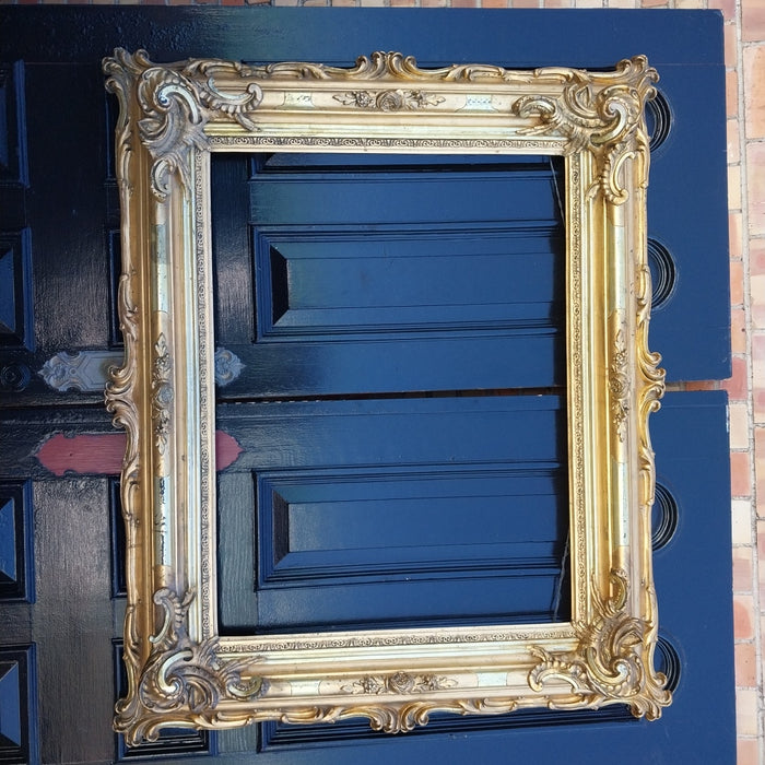 BEAUTIFUL ORNATE WATER GILT FRAME