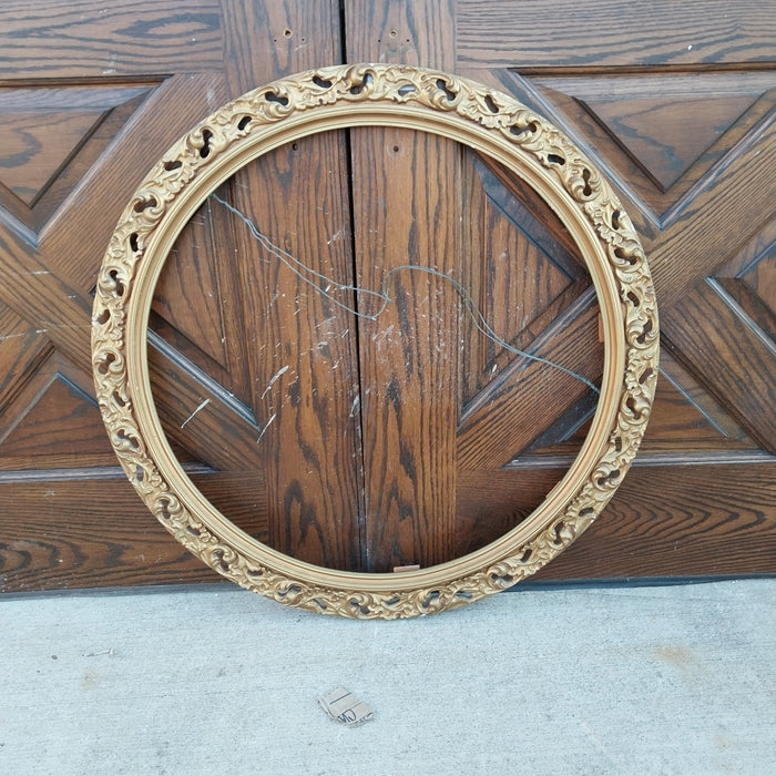GOLD ORNATE ROUND FRAME
