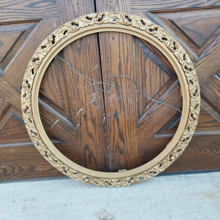 GOLD ORNATE ROUND FRAME