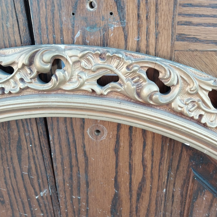 GOLD ORNATE ROUND FRAME