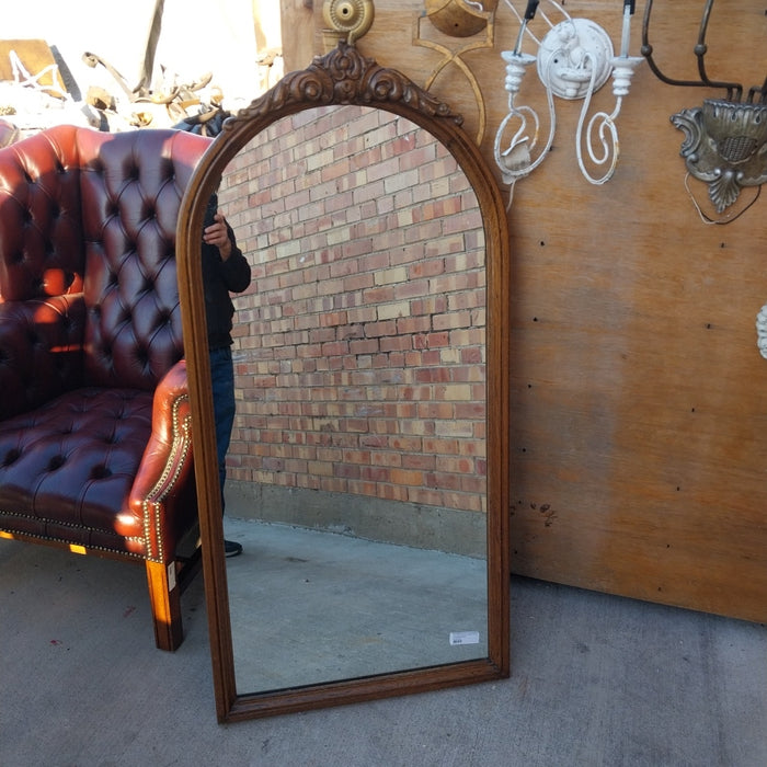 TALL ARCHED OAK MIRROR WITH CARVED PEDIMENT