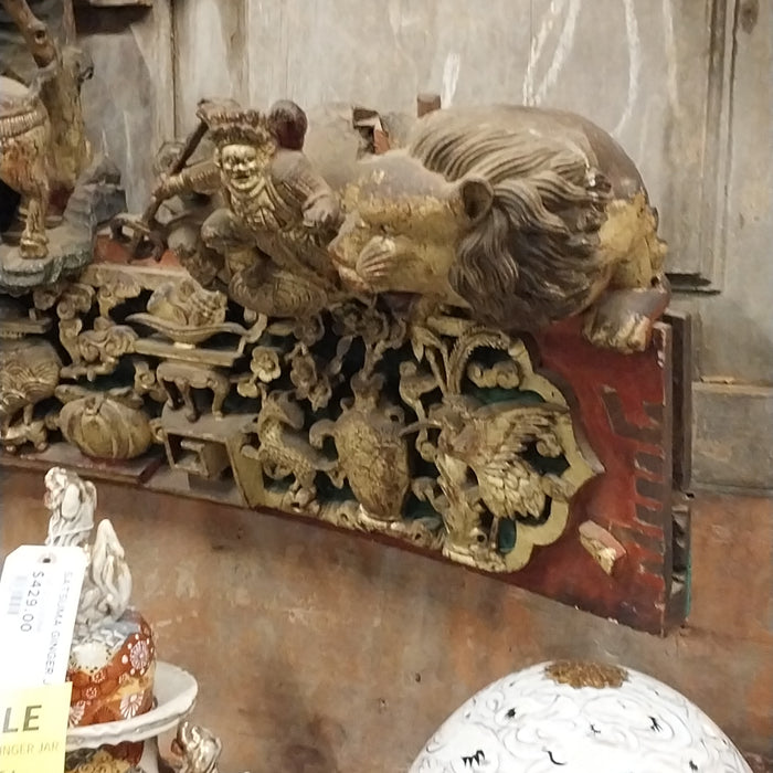 ORNATE GILT ASIAN CARVING WITH FOO DOGS
