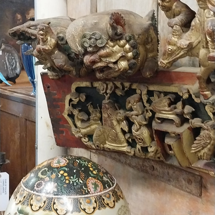 ORNATE GILT ASIAN CARVING WITH FOO DOGS
