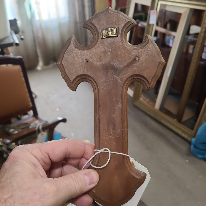TINY SHAPED CRUCIFIX