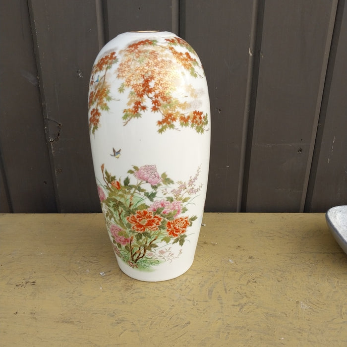 SHAPED JAPANESE VASE WITH BIRDS