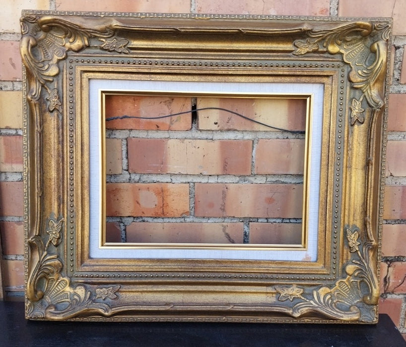 SMALL RESIN GILT FRAME WITH LINEN FILET