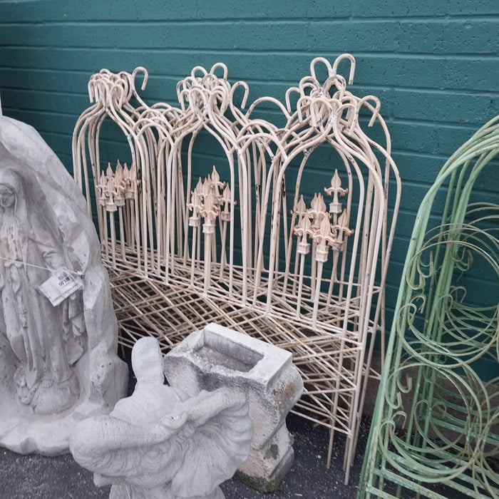 LOW IVORY 3 PANEL FENCE WITH 3 FLUER DI LIS IN HOOPS