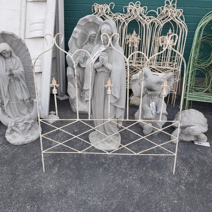 LOW IVORY 3 PANEL FENCE WITH 3 FLUER DI LIS IN HOOPS