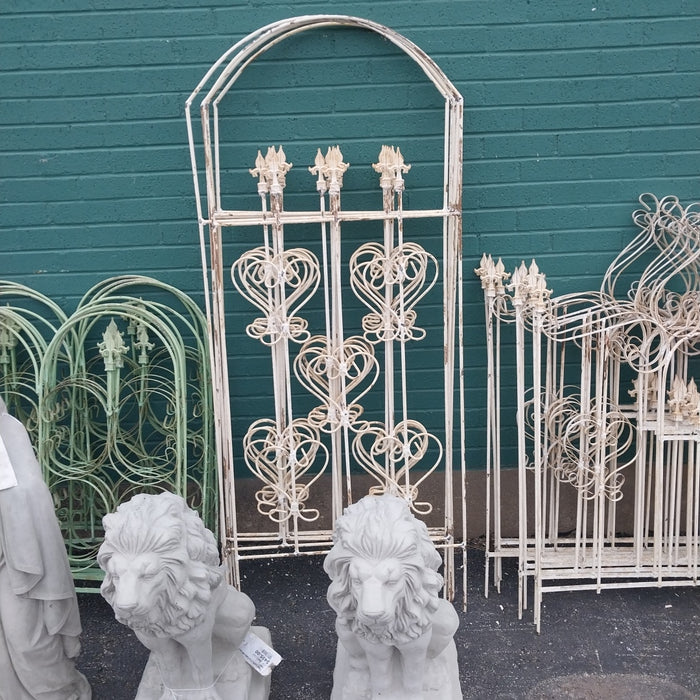 IVORY ARCHED IRON TRELLIS WITH FLUER DI LIS