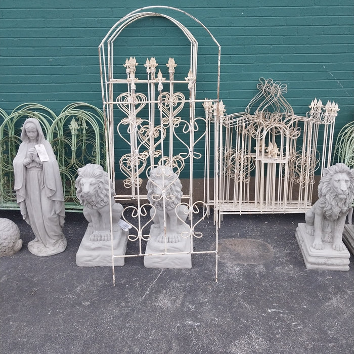 IVORY ARCHED IRON TRELLIS WITH FLUER DI LIS