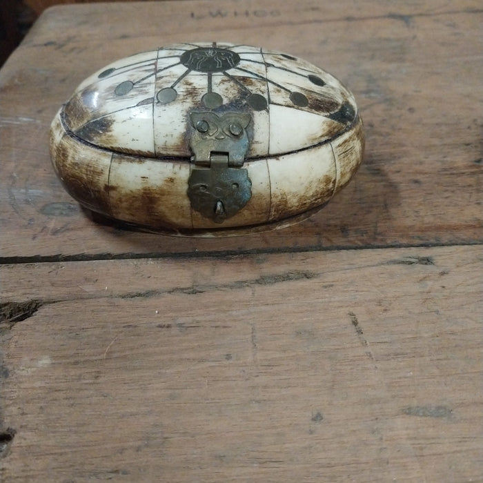 SMALL OVAL BONE BOX WITH LID