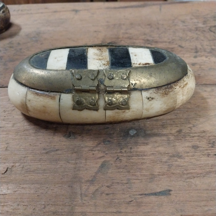 OVAL BONE BOX WITH BLACK AND WHITE LID