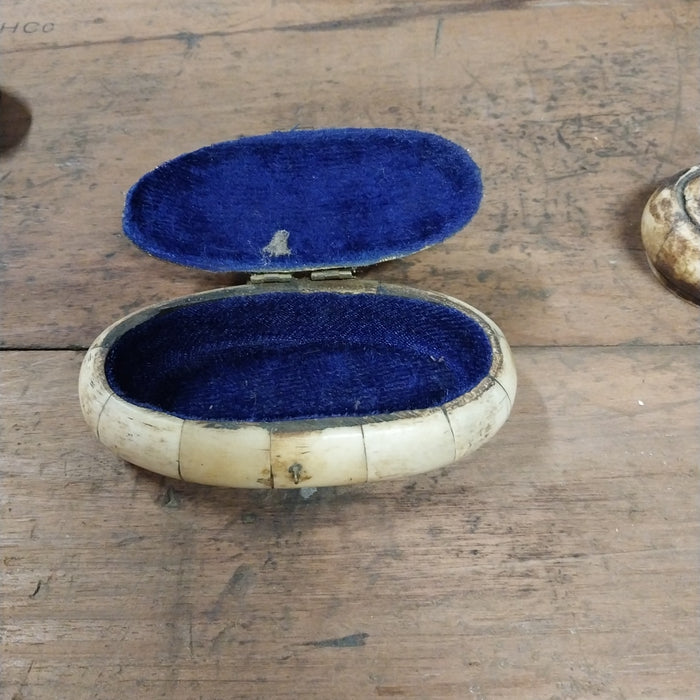 OVAL BONE BOX WITH BLACK AND WHITE LID