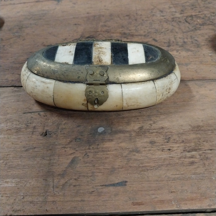 OVAL BONE BOX WITH BLACK AND WHITE LID