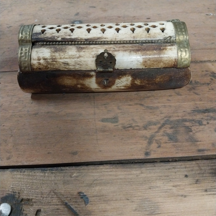 RECTANGULAR BONE BOX WITH INCISED CARVING