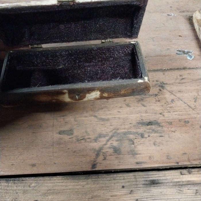 RECTANGULAR BONE BOX WITH INCISED CARVING