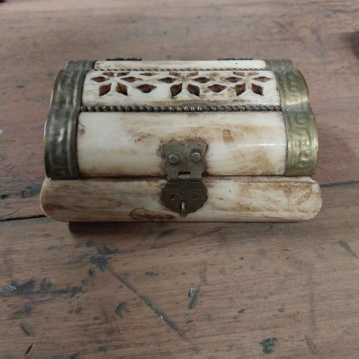 SMALL RECTANGULAR BONE BOX WITH LID