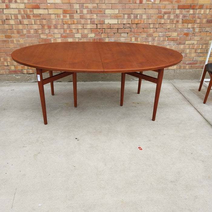 MID CENTRUY TEAK DINING TABLE WITH TWO LEAVES