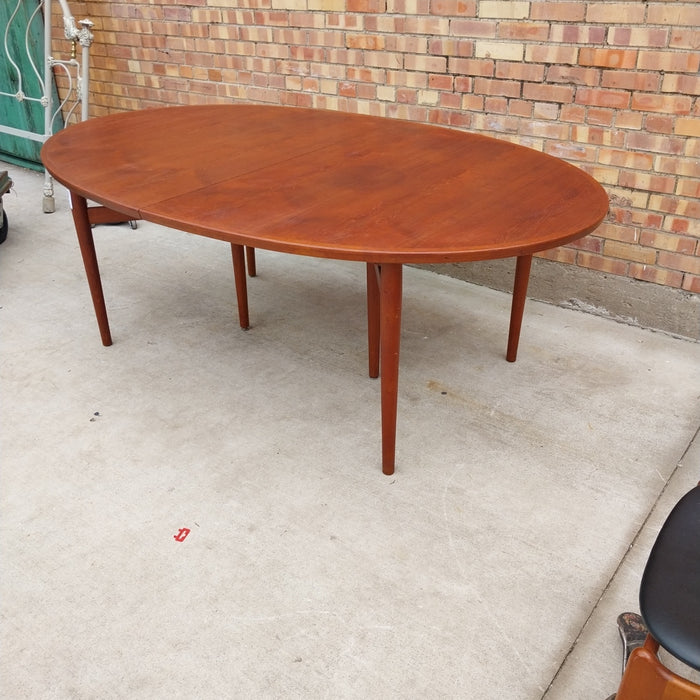 MID CENTRUY TEAK DINING TABLE WITH TWO LEAVES
