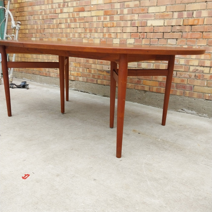 MID CENTRUY TEAK DINING TABLE WITH TWO LEAVES