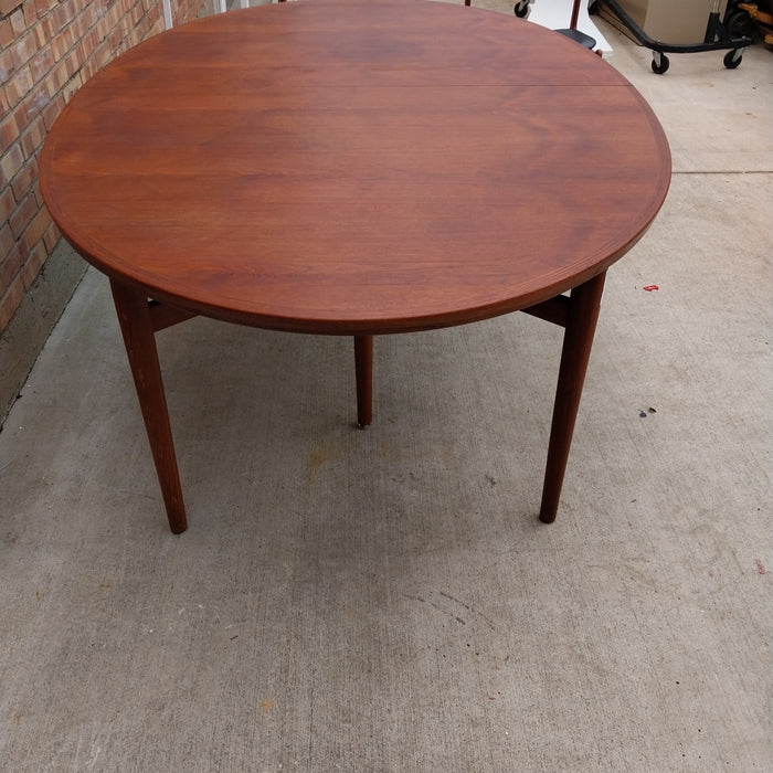 MID CENTRUY TEAK DINING TABLE WITH TWO LEAVES