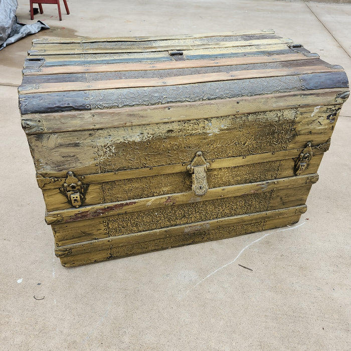 YELLOW PAINTED ANTIQUE STEAMER TRUNK WITH METAL AND WOOD