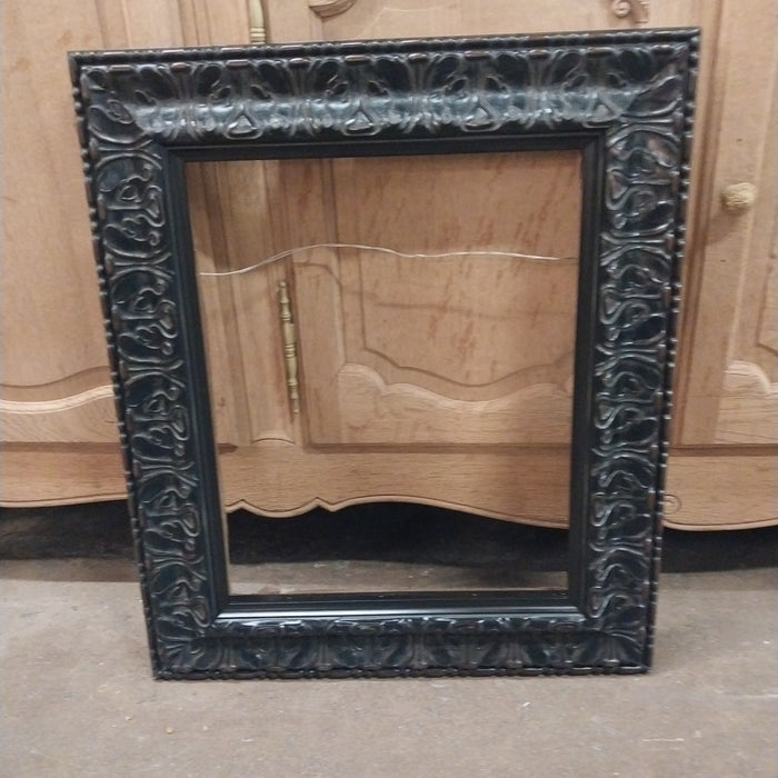 MEDIUM MOLDED BLACK FRAME