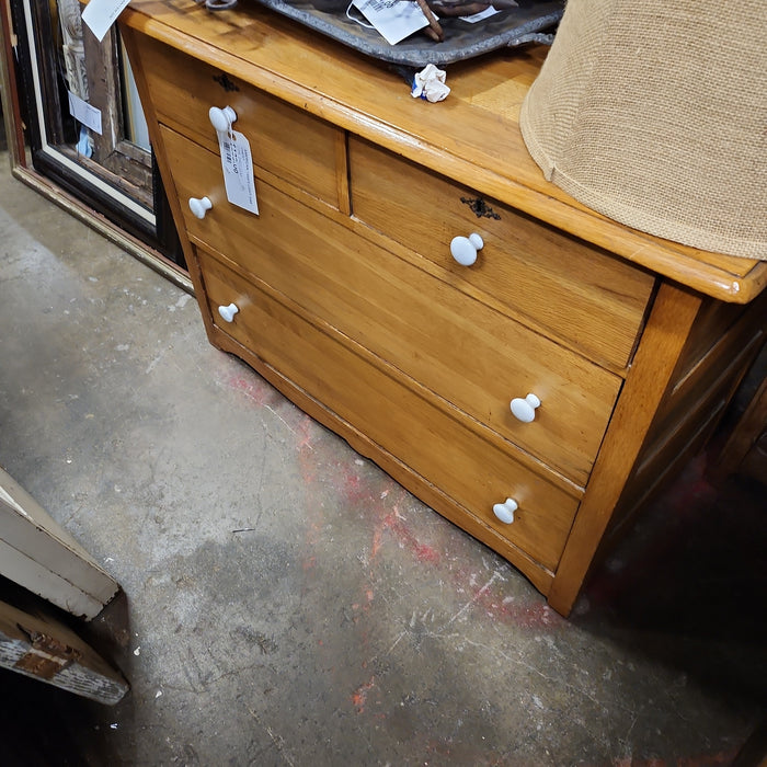 AMERICAN 1900'S LIGHT OAK CHEST