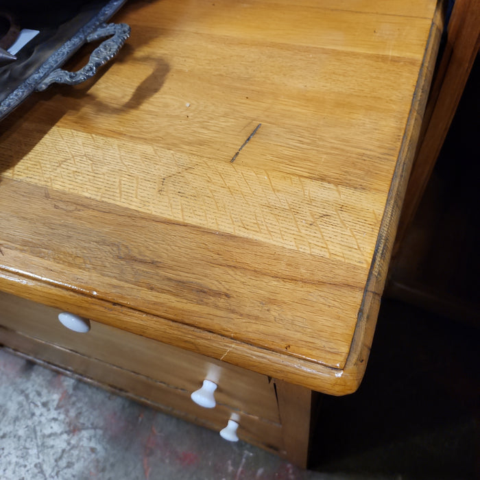 AMERICAN 1900'S LIGHT OAK CHEST