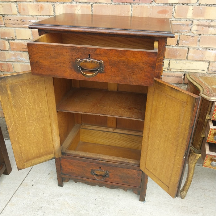 OAK JAM CABINET WITH 2 DOORS AND 2 DRAWERS