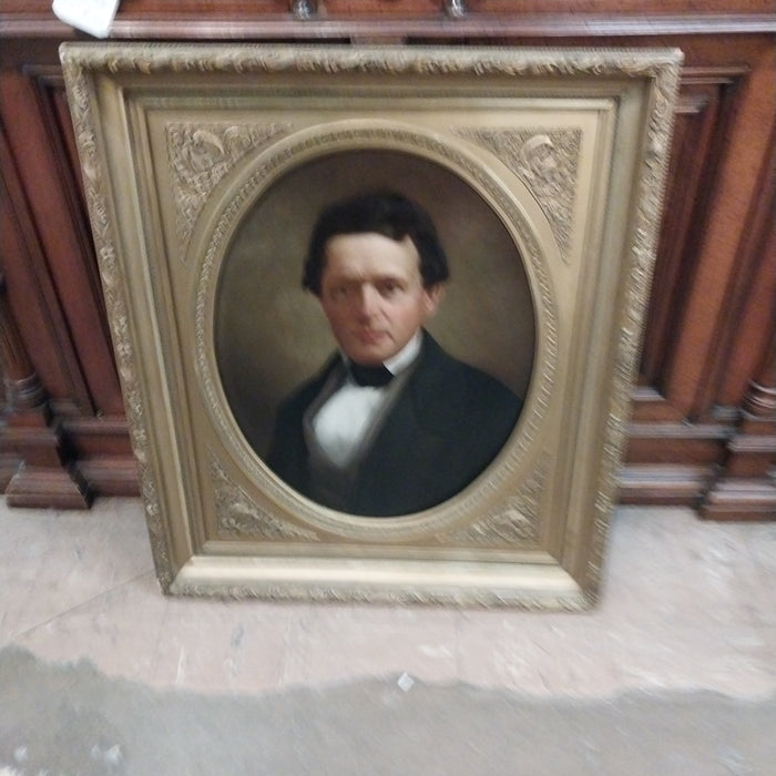 GILT FRAMED OVAL PAINTING OF A GENTLEMAN