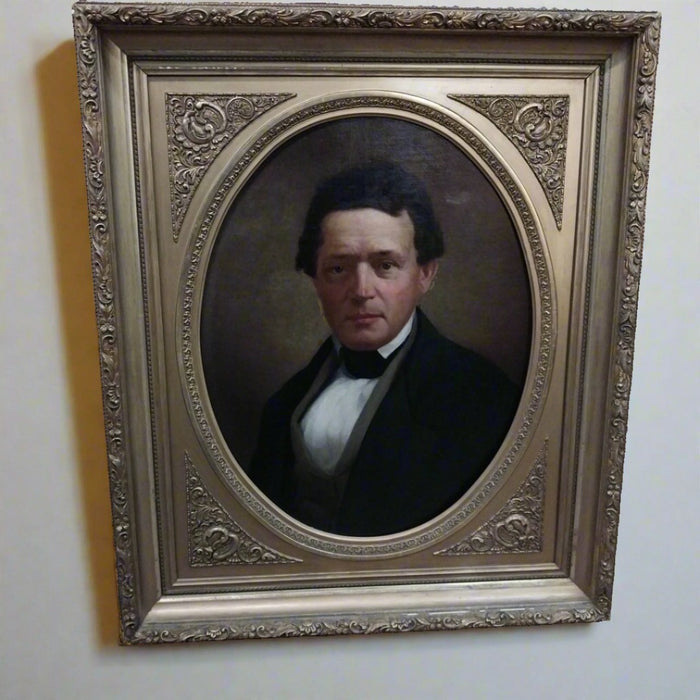 GILT FRAMED OVAL PAINTING OF A GENTLEMAN