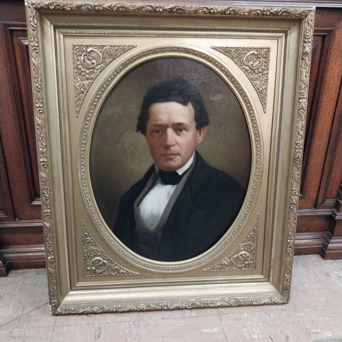 GILT FRAMED OVAL PAINTING OF A GENTLEMAN