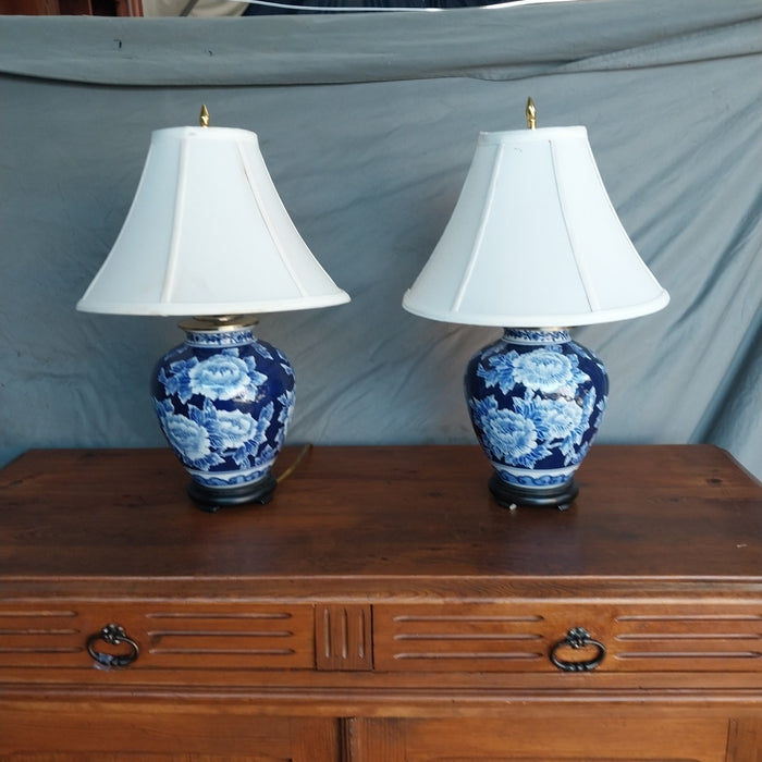 PAIR OF BLUE AND WHITE LAMPS