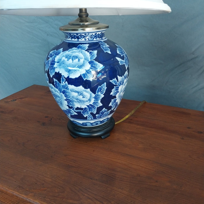 PAIR OF BLUE AND WHITE LAMPS